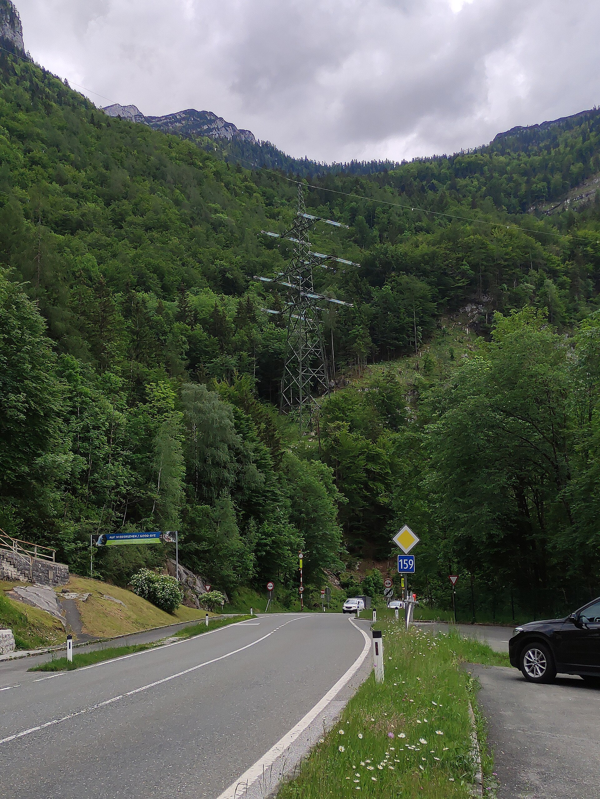 El desfiladero del Pass Lueg mirando hacia Werfen: paredes de roca a ambos lados y un paso estrecho.