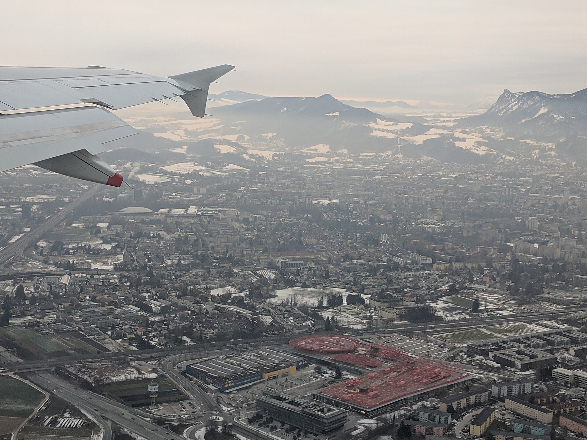 Vista aérea de Salzburgo sobre el Salzach, con la fortaleza dominando la ciudad vieja.