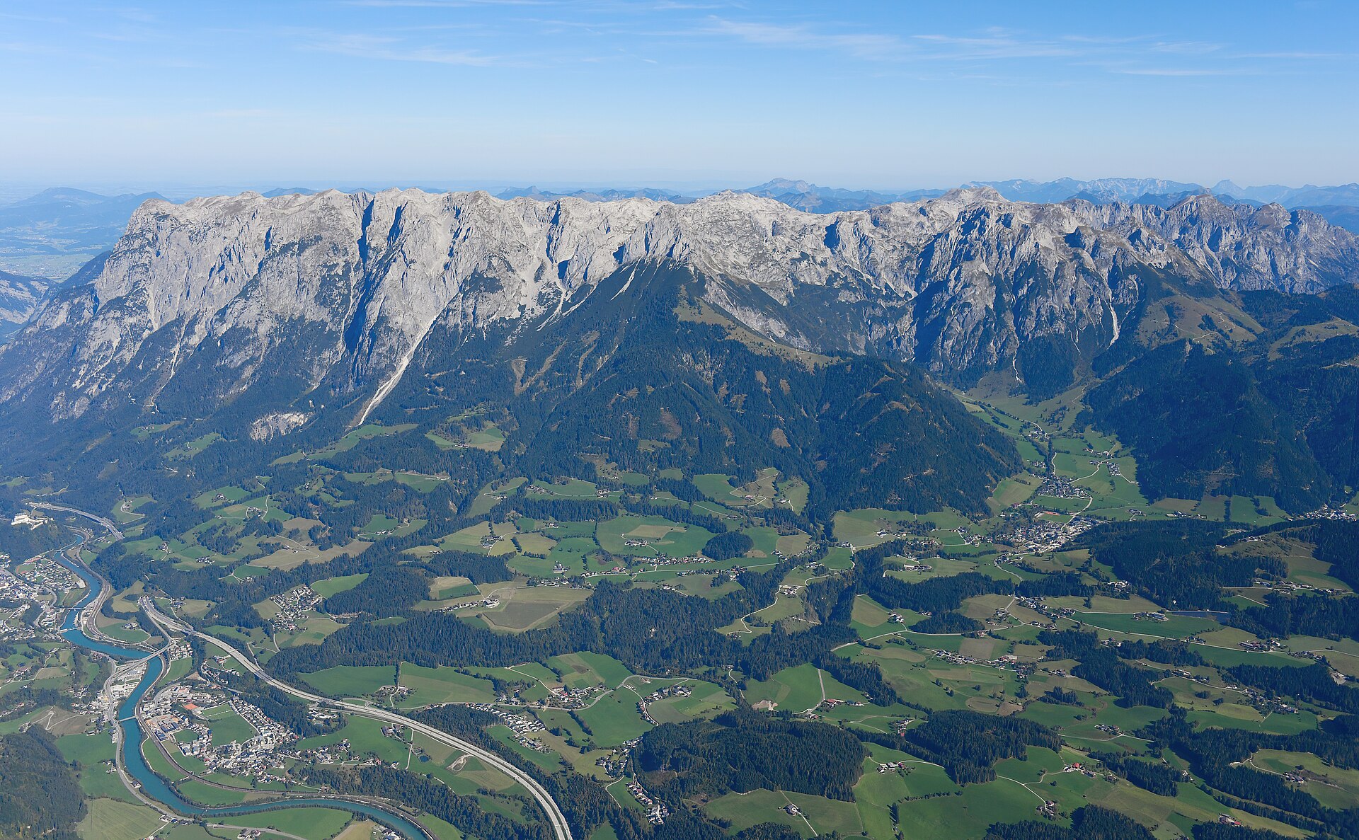Vista aérea del Tennengebirge desde el sur: una muralla de caliza con la cima amesetada.