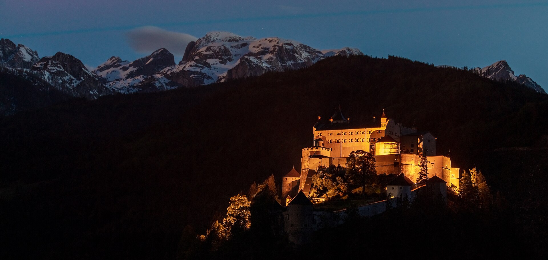 El castillo de Hohenwerfen sobre su promontorio, con las montañas detrás.
